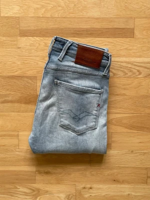 Replay Anbass - Replay jeans | Skick 8 | Nypris 1200kr mitt pris endast 399kr! | Storlek: W28 L34 | Priset är ej hugget i sten! 🪨| Hör av dig vid minsta fråga eller fundering!📩