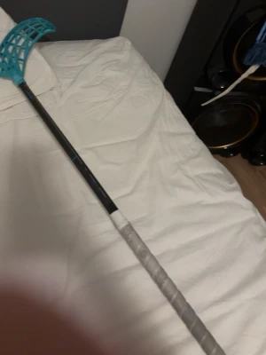 Innebandyklubba från unihoc - Säljer en innebandyklubba ifrån Unihoc som är 101 cm lång eller 100 cm lång med 27 flex klubban är en unislim max nypris är 1800 kr. Är också öppen för byten. Klubban är Andvänd få antal gånger