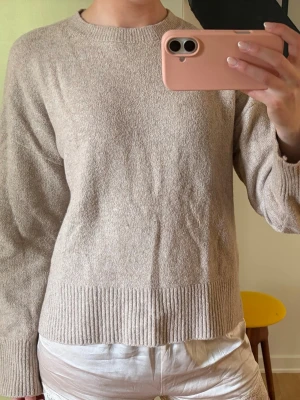 Beige stickad tröja - Jätte fin beige/brun stickad tröja från & Other Stories i storlek M. Köpt i maj 2023 för 499kr. Använd enstaka gånger och i jätte fint skick🫶