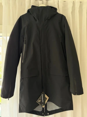 Norrøna Oslo 3 in 1 Goretex Parka - Säljer min Norröna 3-1 Oslo Parka goretex!  Norrønas egna produktbeskrivning!  ”En varm och vattentät 3-i-1 parka. Denna isolerade skalparkas är utvecklad för dagligt väderskydd under kallare till varmare dagar. Den avtagbara dunjackan ger extra värme under kalla vinterdagar - och när den är avtagen är jackan perfekt även för vår, höst eller svala sommardagar. Dunjackan kan också bäras för sig själv.”  Längre produktbeskrivning finns på sista bilden!  Bilder på passform finns på bild 6