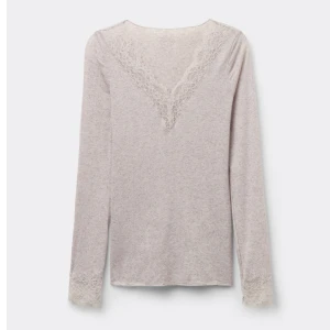 Beige intimissmi tröja - Supersöt beige spetströja från intimissmi i storlek s, bra skick och knappt andvänd! Köpt här på Plick och säljer för jag passar inte så bra i denna färg❤️