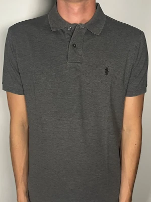 Ralph Lauren piké  - Säljer en riktigt snygg och trendig Ralph Lauren piké  i fint skick, storlek M, vid frågor är det bara att skriva //Gramenti