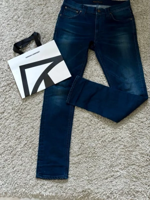 Nudie  - Tjena, säljer dessa feta mörkblå jeans från Nudie!! Modellen heter Lean Dean och är i W29 och L32. Skickar snabbt och smidigt! Skick 10/10!!!