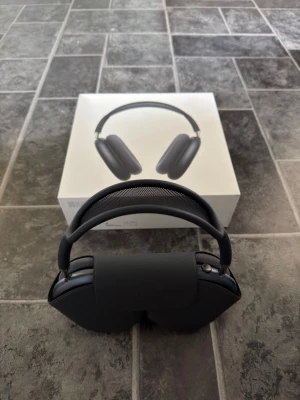 AirPods Max Midnight USB-C - AirPods Max Midnight USB-C  Sparsamt använda AirPods Max i fint skick, allt original medföljer som box, kvitto, laddare samt hörlurarna.  Köpta på Elgiganten i September 2025, kvitto finns naturligtvis. Garantin är fortfarande aktiv fram till September 2026