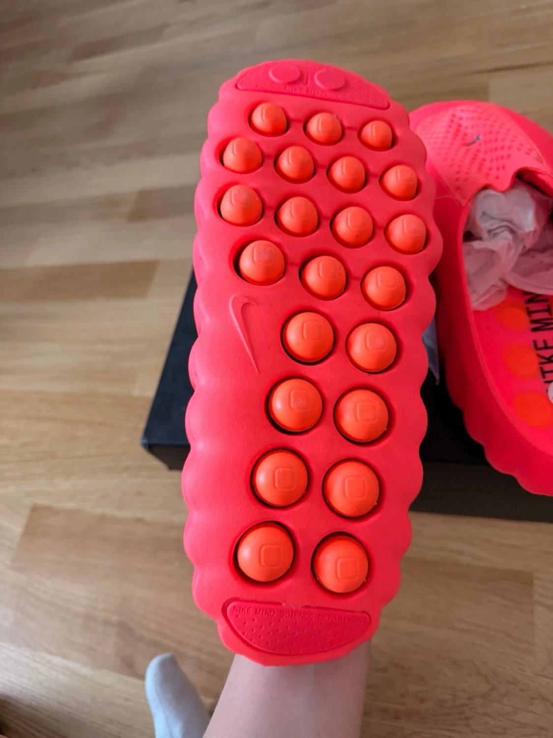 Neonröda Nike tofflor - 3