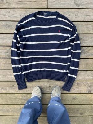 Stickad Ralph Lauren - Riktigt chill stickad raffe tröja storlek XL. Sitter bra och är utmärkt för sommaren