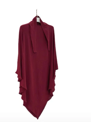 bordeauxfärgad khimar - Säljer en bordeauxfärgad khimar med snygg draperad och asymmetrisk form. Khimaren har en bred krage och är tillverkad i ett lätt, bekvämt tyg som faller fint.🌹