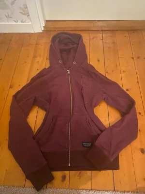 Vinröd hoodie med dragkedja - Björn Borg hoddie storlek M nästan aldrig använt 