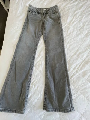 Gråa ginatricot jeans - säljer ett par gråa ginatricot jeans i acceptabelt skick, har använts några gånger