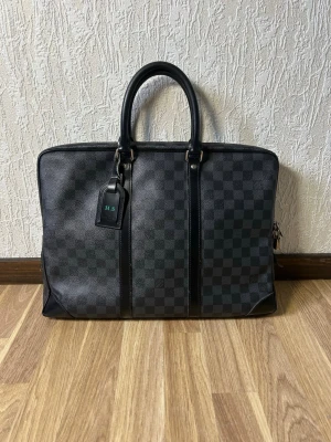 Louis Vuitton business bag  - Säljer en Voyage business bag från Louis Vuitton i bra skick. Väskan är tillverkad i Frankrike den 17 veckan av 2012 enligt datecode. Kom pm för fler bilder eller frågor 🫡