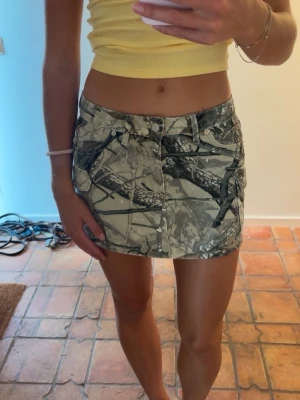 Camouflage kortkjol med fickor - Cool camiuflage kjol i storlek 26💚🖤🩶