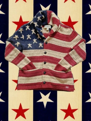 Ralph Lauren Denim & Supply cardigan USA flag - En Denim & Supply cardigan från Ralph Lauren i en väldigt cool och unik design. Storlek S/M Mått: Armlängd: 64cm armhåla-armhåla (bredd) : 47cm Armbredd: 14cm axel- midjeslut (längd) : 62cm