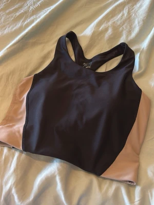 Sport bh med paddning - En paddad sport bh i storlek xs men skulle säga att den nog passar xxs också. Den är inte paddad som push up bara vanlig. Säljer då jag har för många. Använd typ 1 gång och köpt på intersport outlet.