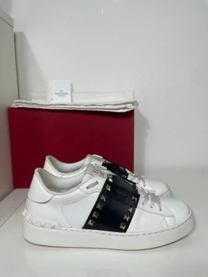 Valentino Rockstud Skor  - Säljer nu dessa Valentino Rockstud Skor med ett nypris på 7 700 kr!, skriv för fler bilder/frågor🙌🏼 