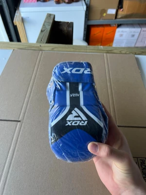 RDX MMA Handskar T17 Grappling Gloves – Nya - Säljer ett par nya RDX T17 MMA-handskar. Passar för MMA, grappling, sparring, säckträning och annan kampsport. Öppen handflata ger bra grepp vid markarbete samtidigt som handskarna erbjuder bra skydd vid slagträning. Oanvända och i originalskick. Kan skickas eller hämtas efter överenskommelse. Hör gärna av dig vid intresse eller frågor. 