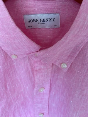 Aldrig använd rosa John Henrik linne skjorta. - Aldrig använd John Henric linne skjorta. Storlek 39. Passar M och L. Har inte kvar orginal förpackning eller kvitto, men den är aldrig använd.