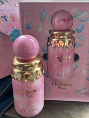 Marshmallow Blush parfym Paris Corner - Säljer min Marshmallow Blush från Paris Corner som ni ser på bilden råkade jag beställa hem två därför säljer jag en. En otroligt söt och feminin gourmanddoft.   Har ni luktat på Yum Boujee Marshmallow från kayali så ska ni veta att de luktar i princip identiskt! Beroende framkallande Lukt man fastnar för. Man får SÅÅ många komplimanger för denna parfymen älskar!! .