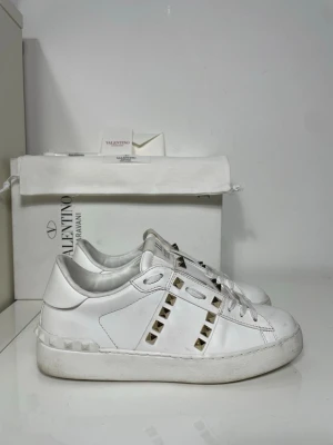 Valentino Rockstud Skor - Säljer nu dessa Valentino Rockstud Skor med ett nypris på 7 700 kr!, skriv för fler bilder/frågor🙌🏼 
