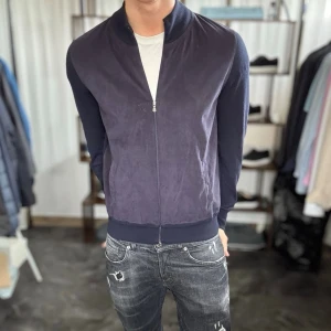 Gran sasso cardigan - Mycket fint skick, ena armen har tagit skada, men annars felfri. Nypris ca 3500kr. Passar dig som är 170-180cm ungefär. Modellen är 185 cm, 75 kg. Skriv för mer information!🤝