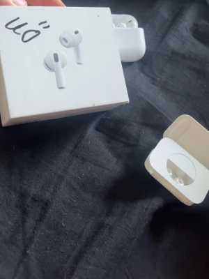 Apple AirPods Pro 3 - Säljer ett par vita Apple AirPods pro 3 