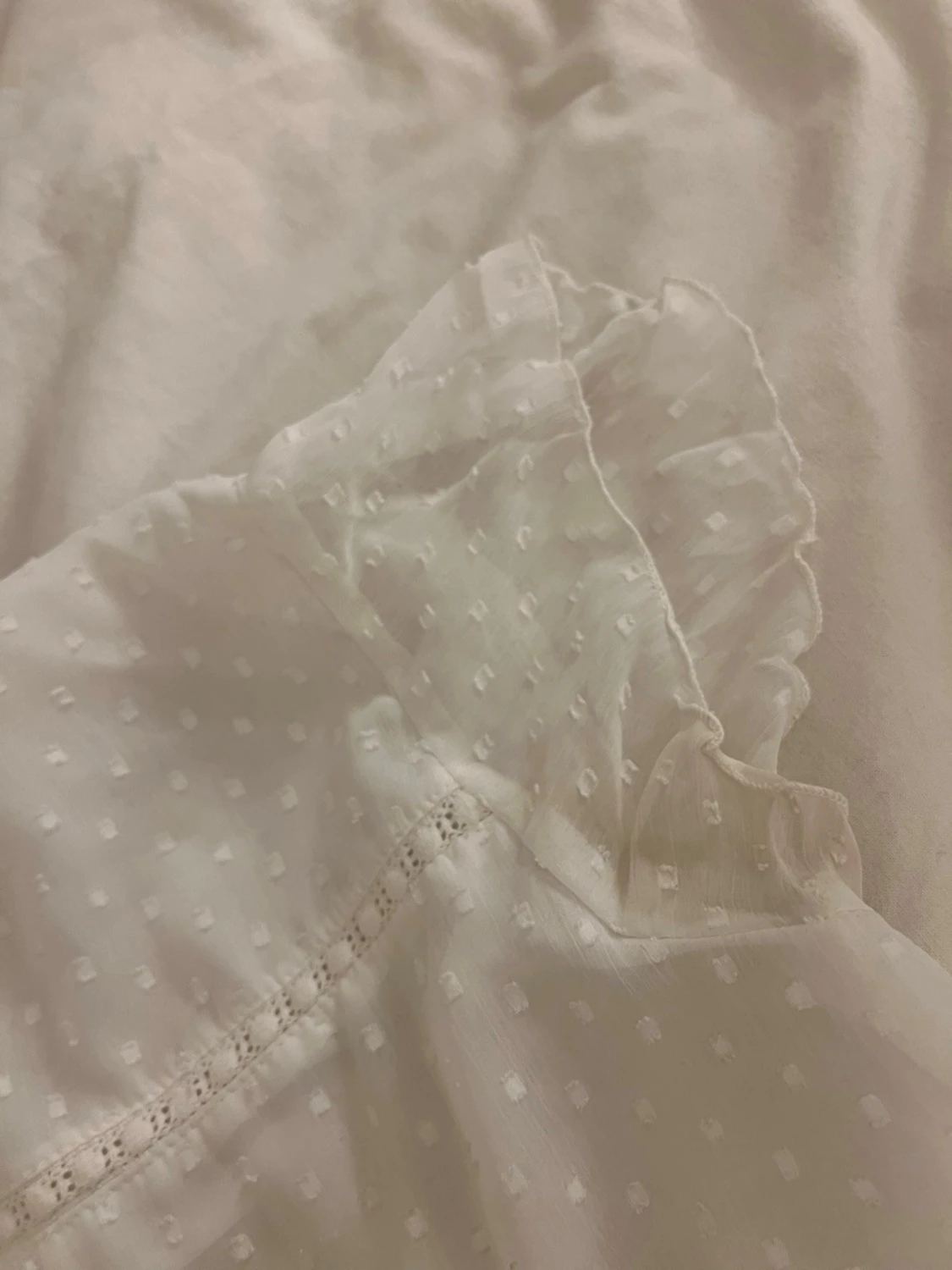 Vit prickig blus med volangärm - 4