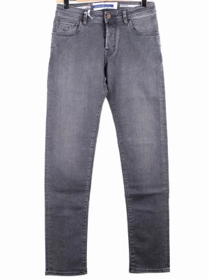 Grå slim fit jeans från Jacob Cohën - Snygga grå jeans från Jacob Cohën i slim fit-modell. Klassisk femficksdesign med diskreta sömmar och knappgylf. Tillverkade i mjukt denimtyg som ger en skön känsla och stilren look. Perfekta för dig som gillar en modern och enkel stil.