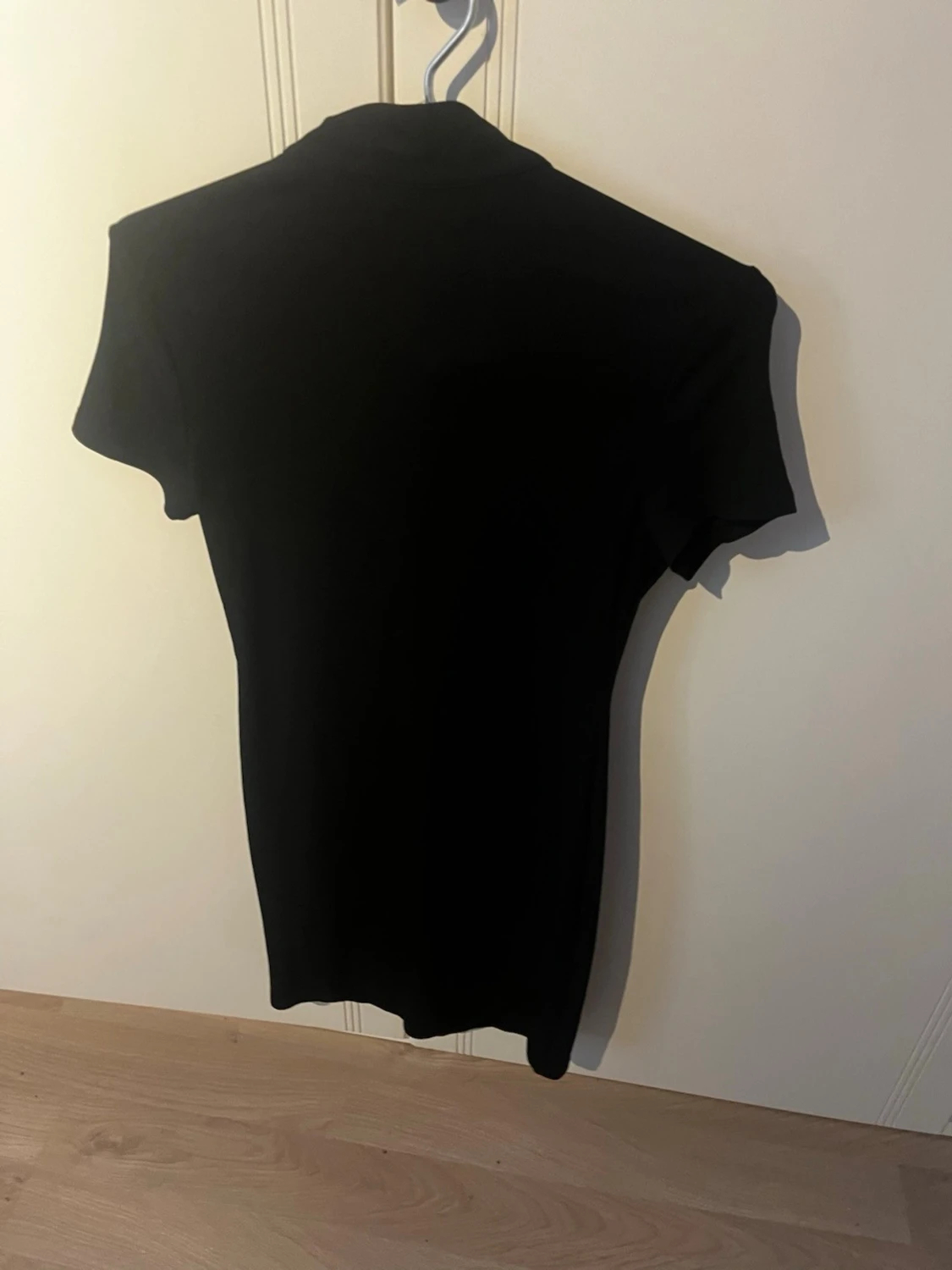 Svart kort klänning med half zip - 1