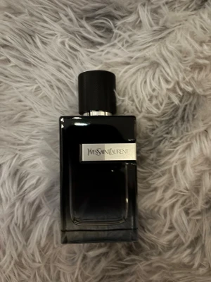 Ysl EDP parfym 100ml - Säljer en Ysl EDP som jag använt i typ en månad. Så ungefär 80-90ml kvar kanske. Säljer för att jag inte gillade doften och jag har kvar kvittot. Självklart är jag öppen för prisförslag och frågor.  Obs: Säljer som på bild