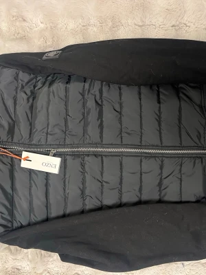 Cardigan jacka  - Cardigan jacka som är svart, den är aldrig använd och har prislapp kvar.