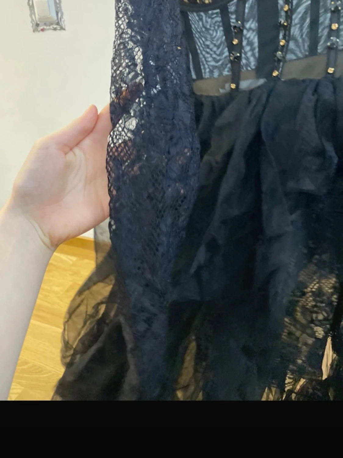 Svart långklänning med spets och volanger - 4