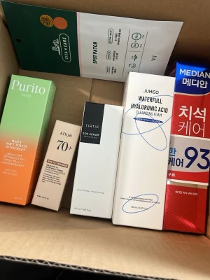 K- Beauty skin care  - Säljer helt nya koreanska hudvårdsprodukter som jag har beställt från Stylevana. Inga oseriösa köpare är välkomna så snälla skriv inte till mig om du inte tänker faktiskt köpa. Köp allt för 505kr eller separat.  TIRTIR SOS serum för 209kr, Anua toner för 42kr, Jumiso hyaluronic acid cleanser för 88kr, Cica care pimple patch for 27kr, Median tandkräm 18kr och Purito sunscreen för 123kr 