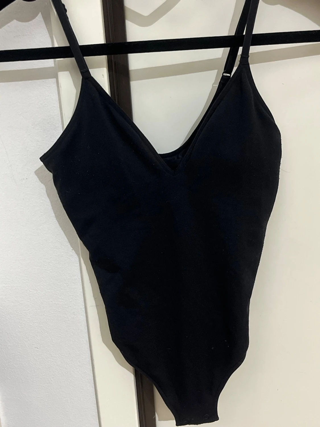 Svart basic body med smala axelband - 1