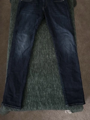 Mörkblåa Replay Anbass jeans - Mörkblåa Replay Anbass jeans använda nån gång. Skicket är mycket bra. Skriv frågor vid funderingar! Priset är inte hugget i sten🚨