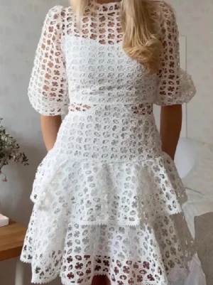 INTRESSEKOLL !!!!! Vit spetsklänning med volang - Superfin vit klänning i spets med volangkjol och puffärm. Klänningen har rund hals, genombrutet mönster och markerad midja. Perfekt för sommarens alla tillfällen och ger en romantisk vibe. FÅTT BUD PÅ 1400