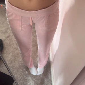 Ljusrosa mjukisbyxor med fickor - Lite ”smutsiga” längst ner. 