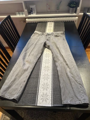 Grå raka jeans från Jack & Jones - 31/30. Relaxed/chris. Skriv för mer info