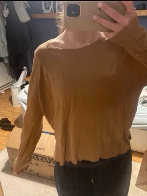 Brun tröja - Långärmad tröja från Zara, använt några gånger men fortfarande i bra skick, kan dock vara något nopprig, men inget större som syns.