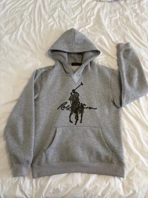 Polo hoddie  - En fin grå polo hoddie som är i mycket bra skick och inte används längre. Jag vill sälja den priset kan diskuteras. Kan passa S även M 