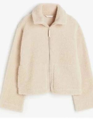 Beige teddyjacka  - Mysig beige teddyjacka med hög krage och dragkedja framtill. Jackan har två stora fickor på framsidan och är tillverkad i fluffigt teddy-material som ger en avslappnad och trendig look. Perfekt för kyliga dagar och enkel att matcha med olika outfits. sååå fin nyskick tryck på köp nu!!💕💕