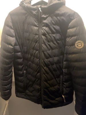 Vadderad jacka Vinson Polo Club – strl S – fint skick - Säljer en snygg och bekväm lättviktsjacka från Vinson Polo Club. Perfekt som vår/höstjacka eller mild vinter.  Storlek: S Färg: svart Skick: mycket fint, sparsamt använd Dragkedjor fungerar som de ska                         Med huva  Varm men smidig – lätt att bära och stilren design.