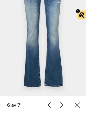 Blå bootcut jeans från Ltb - Snygga blå bootcut jeans från ltb med klassisk femficksdesign och slitna detaljer framtill. Jeansen har utsvängda ben och ljusare partier på låren för en cool vintagekänsla. Perfekta för dig som gillar retrostil och vill sticka ut. Säljer då de är för korta för mig, köpta i julas. 25/30. Passar mig i midjan som är vanligtvis 26-27 I waist. 
