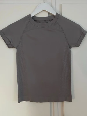 Tränings t-shirt - Säljer denna tränings T-shirt i storlek S. Sitter super snyggt🩷