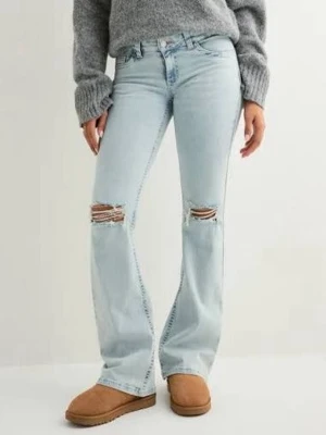 Ljusblå bootcut jeans - Säljer ett par ljusblå bootcut jeans. LÅNADE BILDER! Jeansen är jättesnygga med bra kvalité. Använda två gånger men inte alla trådar överknäna är hela men ser ändå jätte snygga ut inte någon jättestor skillnad!