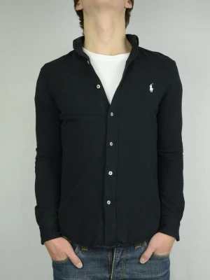 Ralph Lauren featherweight mesh skjorta  - RALPH LAUREN FEATHERWEIGHT MESH SKJORTA Storlek : S Passform : Normal Användning : Skjortan är i ett fint skick utan defekter Nypris : Cirka 1800SEK Modellen : på bilen är 182CM och väger 77KG