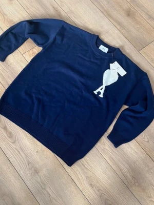 Ami paris - Säljer nu denna helt nya ami Paris tröja, säljer då jag köpte den av min kompis men märke sen ett den inte satt som jag önskade. Köp för ungefär 5700 i butik mitt pris 2199, priset går att diskutera, alla tags finns🙌🍾