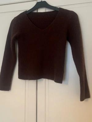 Brun stickad tröja  - Säljer denna tröja knappt använd 🤎