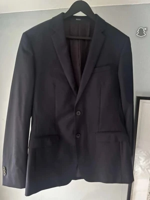 Boggi Milano kostym  - Endast använd en gång så i princip helt ny. Går även att köpa kavaj eller byxor enskilt om man vill det