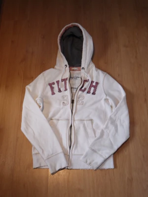 Abecrombie Hoodie  - Snygg och sällsynt Abercrombie & Fitch hoodie i storlek M (herr) säljes. Hoodien är i mycket bra skick, sparsamt använd och utan fläckar eller slitningar som inte är factorymade.  Hör gärna av dig vid intresse eller om du vill ha fler bilder 😊