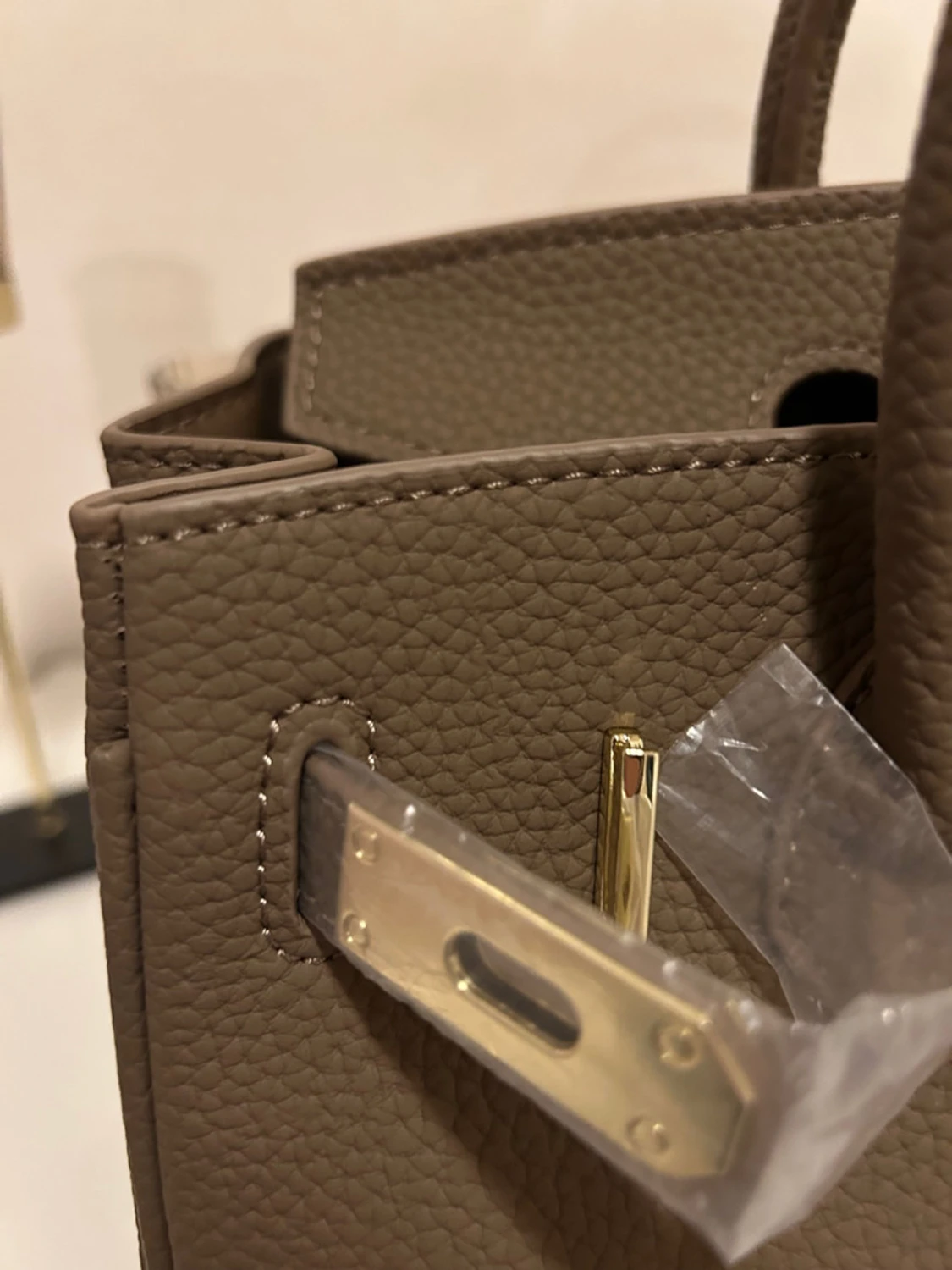 Beige handväska med gulddetaljer - 2