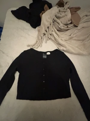 Pyjamas sett - Från h&m mörk blå färg crop topp och utsvängda byxor har haft på mig en gång innan de i storlek xl 